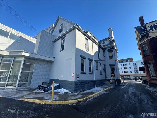 Exterior, Facade, Rowhouse