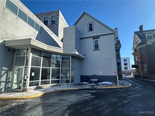 Exterior, Facade, Rowhouse