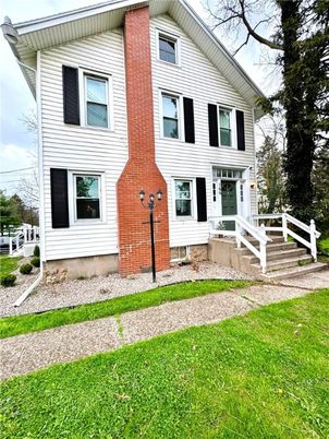 Exterior, Facade, Brick Facade, Raised Ranch