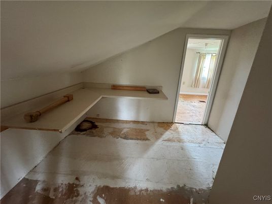Empty room, Interior