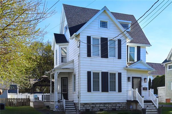 Exterior, Facade, Queen Anne Victorian