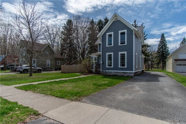 Attached, Exterior, Facade, Queen Anne Victorian