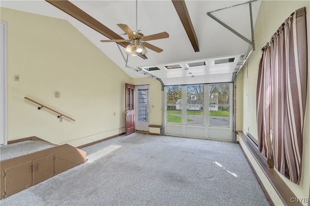 Empty room, Interior, Wooden Beams