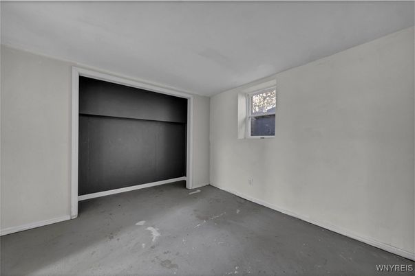 Empty room, Interior