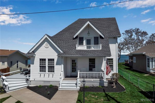Exterior, Facade, Queen Anne Victorian