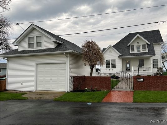 Attached, Exterior, Facade, Farmhouse