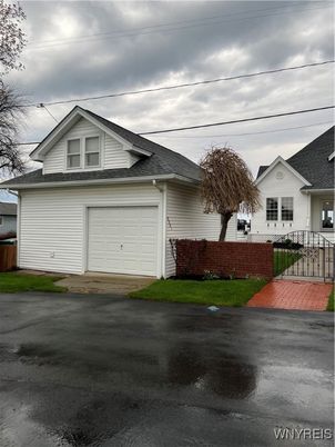 Attached, Exterior, Facade, American Craftsman