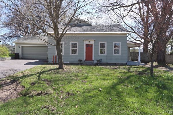 Attached, Exterior, Facade, Cape Cod