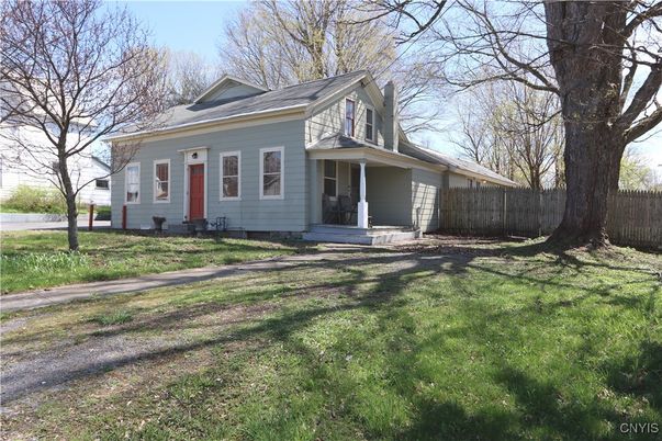 Attached, Exterior, Facade, Cape Cod