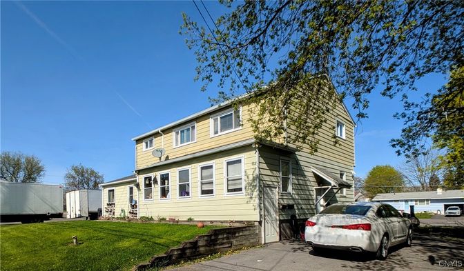 Exterior, Facade, Raised Ranch