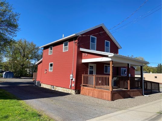 Exterior, Facade, Log Home