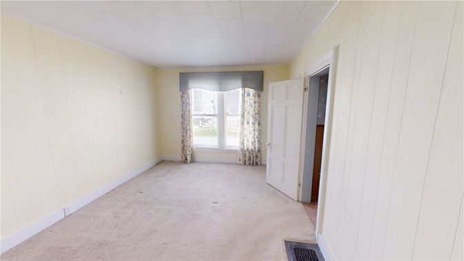 Empty room, Interior