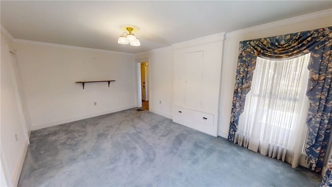 Empty room, Interior