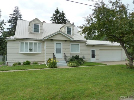 Attached, Exterior, Facade, Cape Cod