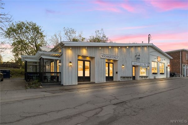Exterior, Facade, Modern