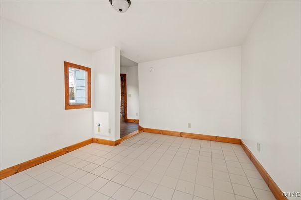 Empty room, Interior