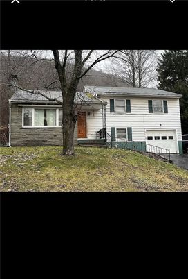 Attached, Exterior, Facade, Split Level