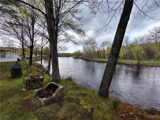 Exterior, Lake