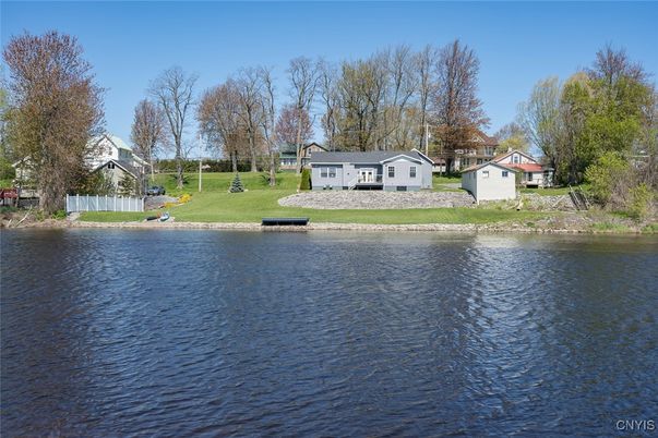 Exterior, Lake