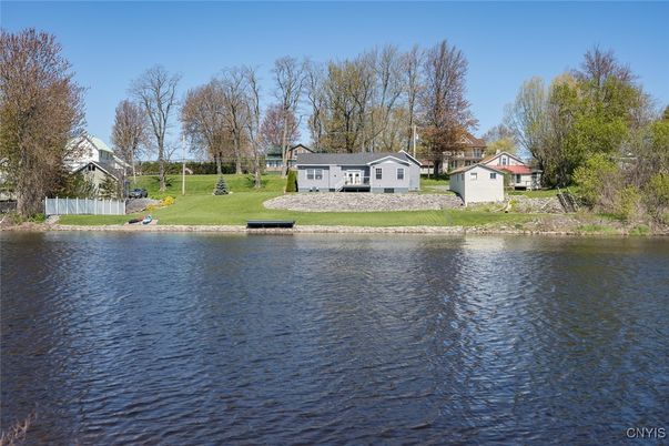 Exterior, Lake