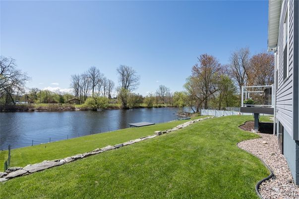 Exterior, Lake