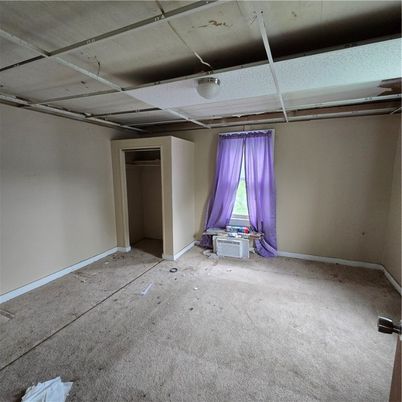 Empty room, Interior