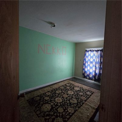 Empty room, Interior