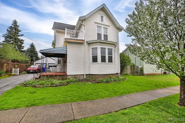 Backyard, Exterior, Facade, Queen Anne Victorian