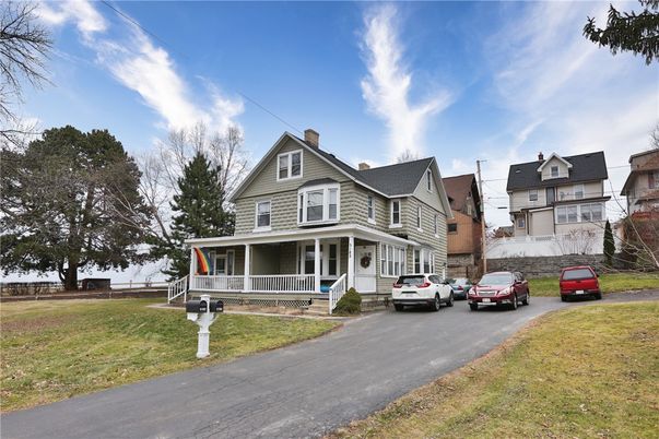 Attached, Exterior, Facade, Queen Anne Victorian
