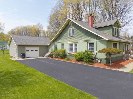 Attached, Exterior, Facade, Ranch