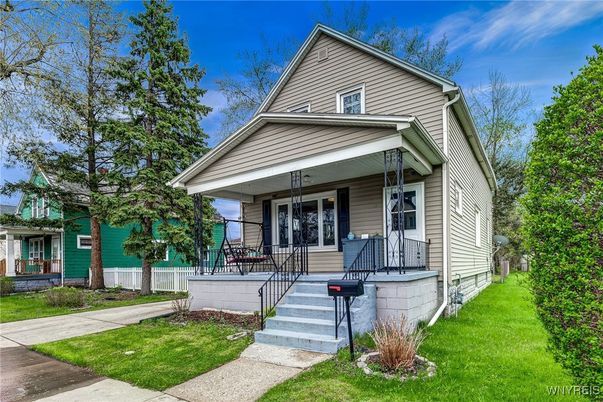Exterior, Facade, Queen Anne Victorian