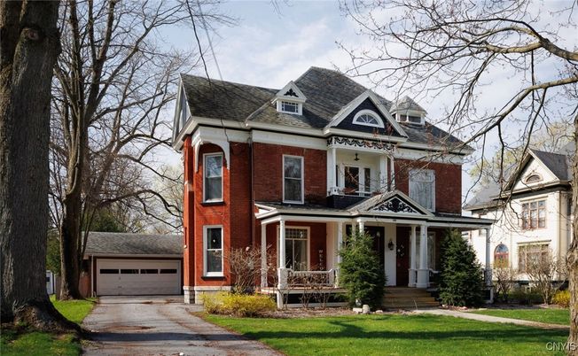 Attached, Exterior, Facade, Brick Facade, Queen Anne Victorian