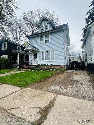 Exterior, Facade, American Foursquare