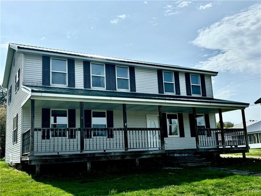 Exterior, Facade, American Foursquare