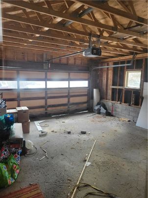 Garage, Interior, Wooden Beams