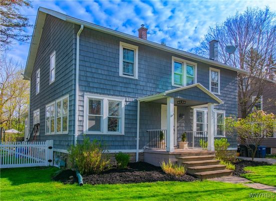 Exterior, Facade, American Foursquare