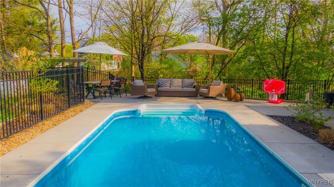 Exterior, Pool