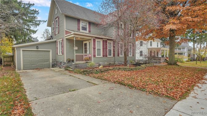 Attached, Exterior, Facade, Queen Anne Victorian