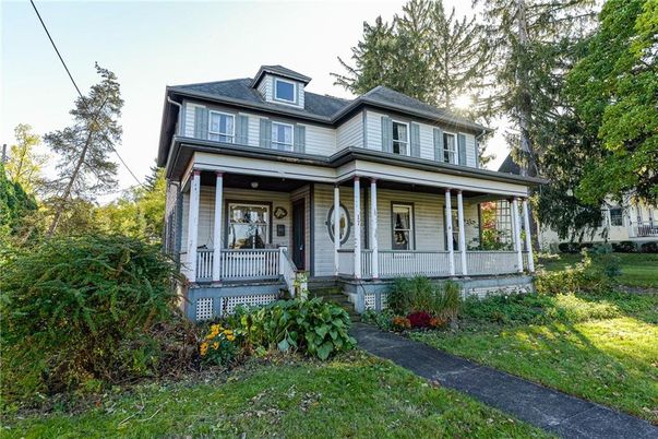 Exterior, Facade, American Foursquare