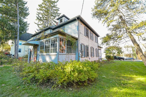 Attached, Backyard, Exterior, Facade, Queen Anne Victorian