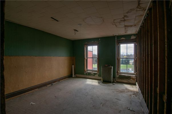 Empty room, Interior