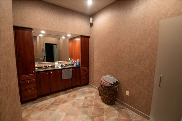 Bathroom, Dual Sink Vanities, Interior, Recessed Lighting