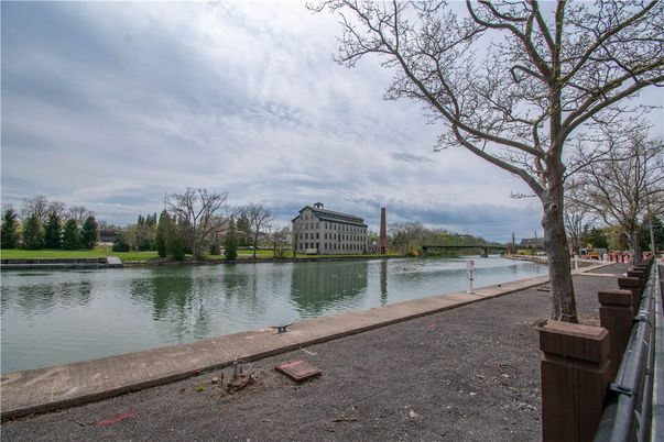 Exterior, Lake
