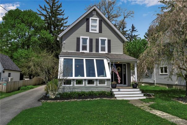 Exterior, Facade, Queen Anne Victorian