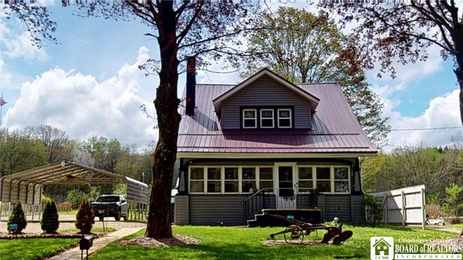 Exterior, Facade, Log Home