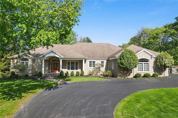 Exterior, Facade, Ranch