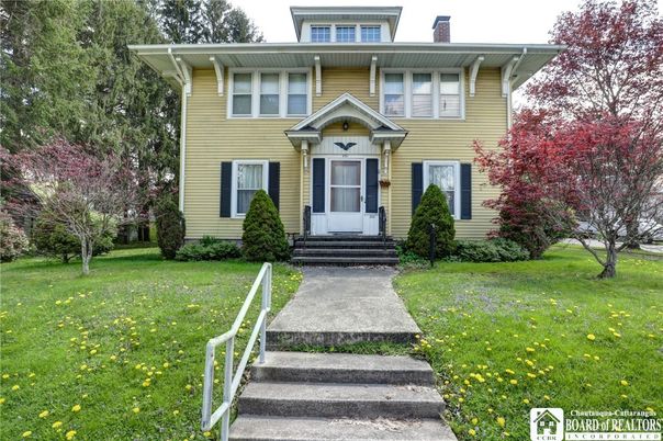 Exterior, Facade, American Foursquare