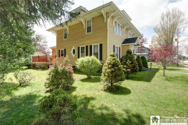 Backyard, Exterior, Facade, Queen Anne Victorian