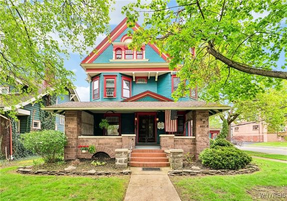 Exterior, Facade, Queen Anne Victorian