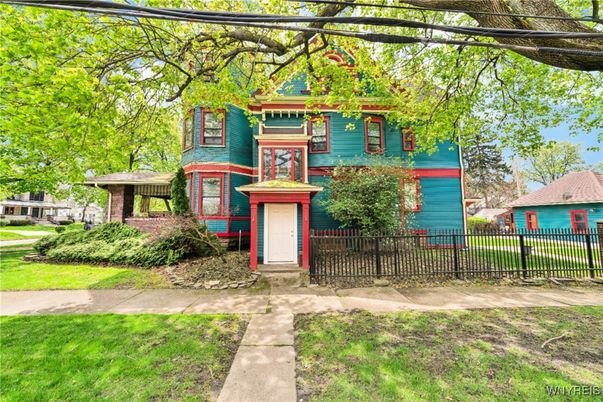 Backyard, Exterior, Facade, Queen Anne Victorian